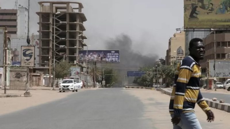 Seorang WNI dilaporkan terluka akibat peluru nyasar di tengah peperangan yang terjadi antara pasukan paramiliter dan militer Sudan di Ibu Kota Khartoum