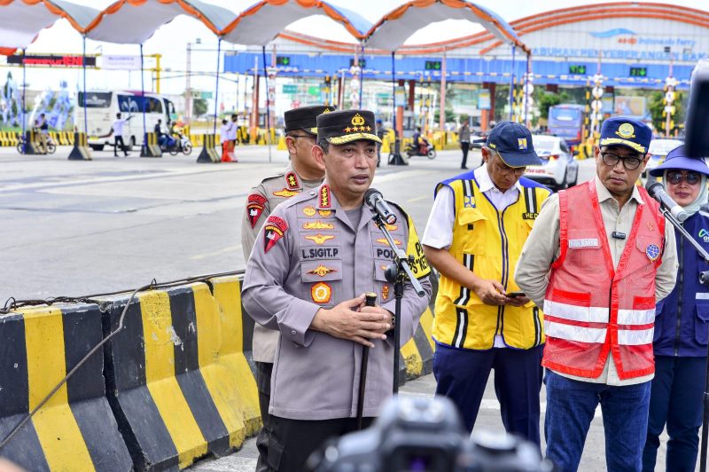 Kapolri Jenderal Listyo Sigit Prabowo saat memberikan keterangan pers di Pelabuhan Bakauheni, Lampung, Kamis (20/4/23)