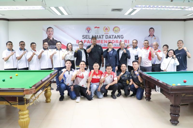 Menpora RI Dito Ariotedjo saat meninjau pelatihan nasional (Pelatnas) biliar di MNC Business College di Jakarta, Jumat (7/4)