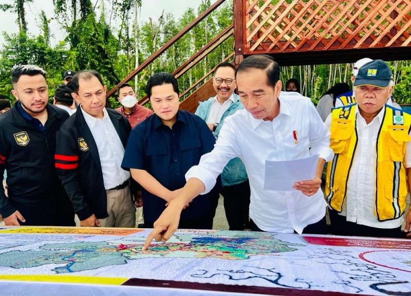 Presiden Jokowi menunjuk peta rencana Pembangunan TC Timnas di IKN Nusantara