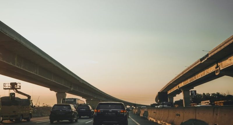 Jalan Tol Jakarta - Merak (sumber foto: auto2000.co.id)