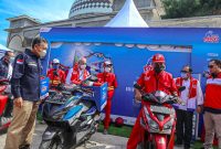 Menteri ESDM Arifin Tasrif meninjau kesiapan layanan motorist Pertamina Delivery Service, yang merupakan salah satu layanan tambahan Pertamina Siaga di SPBU 34.424.09 Gerem, Cilegon, Jumat (21/4/2023) (Foto: Pertamina)
