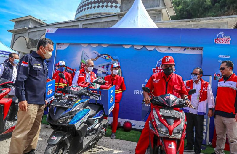 Menteri ESDM Arifin Tasrif meninjau kesiapan layanan motorist Pertamina Delivery Service, yang merupakan salah satu layanan tambahan Pertamina Siaga di SPBU 34.424.09 Gerem, Cilegon, Jumat (21/4/2023) (Foto: Pertamina)