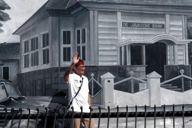 Menparekraf RI, Sandiaga Salahuddin Uno saat melakukan kunjungan ke Desa Wisata Kampoeng Heritage Kajoetangan, Malang, Jawa Timur,   Minggu (16/4/2023)