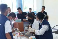 Tim Loka POM Manggarai Barat lakukan pemeriksaan makanan Presiden Joko Widodo di Bandara Komodo Labuan Bajo beberapa waktu lalu. (Foto: Dok Loka POM Manggarai Barat)