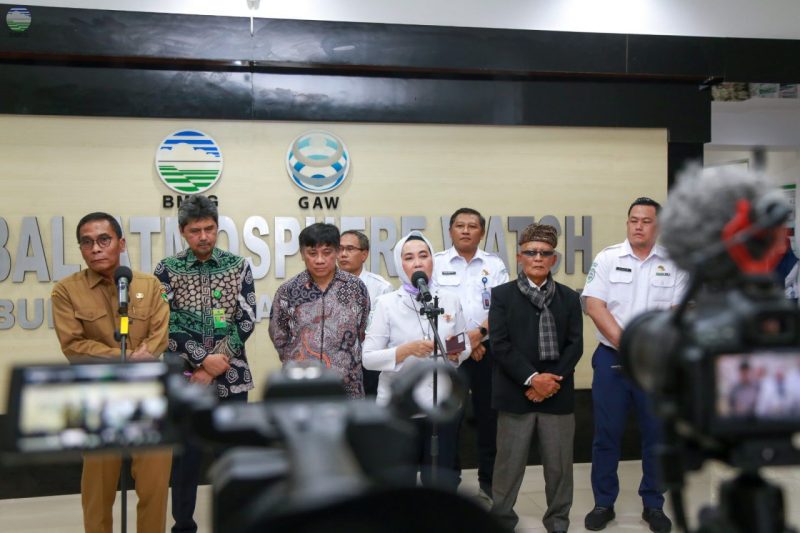 Kepala BMKG Dwikorita Karnawati saat peresmian Sistem Informasi GAS Rumah Kaca Terintegrasi Global untuk pemantauan Gas Rumah Kaca (GRK) di Stasiun Pemantau Atmosfer Global