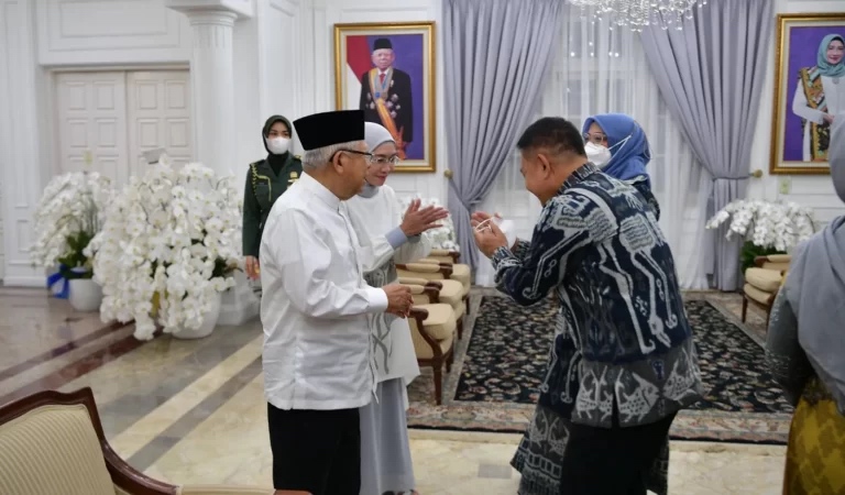 Wapres RI KH Ma'ruf Amin menerima silaturahmi Kepala Staf Angkatan Darat (KSAD) Dudung Abdurachman beserta Ibu Rahma Setyaningsih