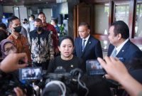 Ketua DPR RI Dr.(H.C) Puan Maharani dalam konferensi pers usai Rapat Paripurna DPR RI ke-20 Masa Sidang IV Tahun Sidang 2022-2023 di selasar Gedung Nusantara II DPR RI Senayan, Jakarta, Selasa (4/4/2023).