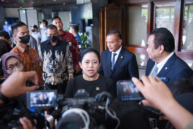 Ketua DPR RI Dr.(H.C) Puan Maharani dalam konferensi pers usai Rapat Paripurna DPR RI ke-20 Masa Sidang IV Tahun Sidang 2022-2023 di selasar Gedung Nusantara II DPR RI Senayan, Jakarta, Selasa (4/4/2023).