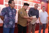 Ketua KPU Hasyim Asy’ari, Anggota KPU Idham Holik, Mochammad Afifuddin, August Mellaz, dan Parsadaan Harahap bersama Sekretaris Jenderal KPU, Bernad Dermawan Sutrisno menggelar Konferensi Pers terkait tahapan Pengajuan Bakal Calon Anggota Legislatif oleh Parpol Peserta Pemilu 2024, Minggu (30/4/2024)