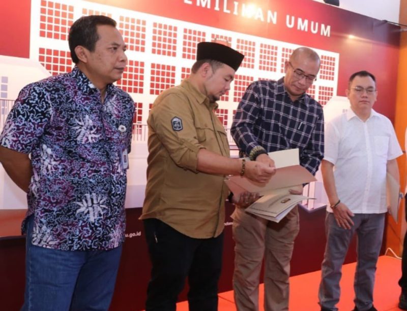 Ketua KPU Hasyim Asy’ari, Anggota KPU Idham Holik, Mochammad Afifuddin, August Mellaz, dan Parsadaan Harahap bersama Sekretaris Jenderal KPU, Bernad Dermawan Sutrisno menggelar Konferensi Pers terkait tahapan Pengajuan Bakal Calon Anggota Legislatif oleh Parpol Peserta Pemilu 2024, Minggu (30/4/2024)