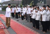 Presiden Jokowi salat Idulfitri di halaman Gedung Agung, Istana Yogyakarta, Senin (02/04/2022). (Foto: BPMI Setpres)