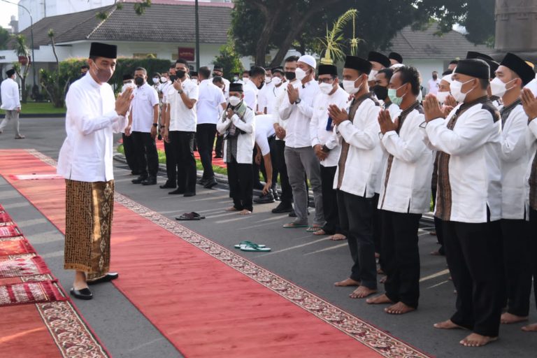 Presiden Jokowi salat Idulfitri di halaman Gedung Agung, Istana Yogyakarta, Senin (02/04/2022). (Foto: BPMI Setpres)