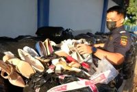 Petugas menggagalkan penyelundupan ratusan koli sepatu bekas impor