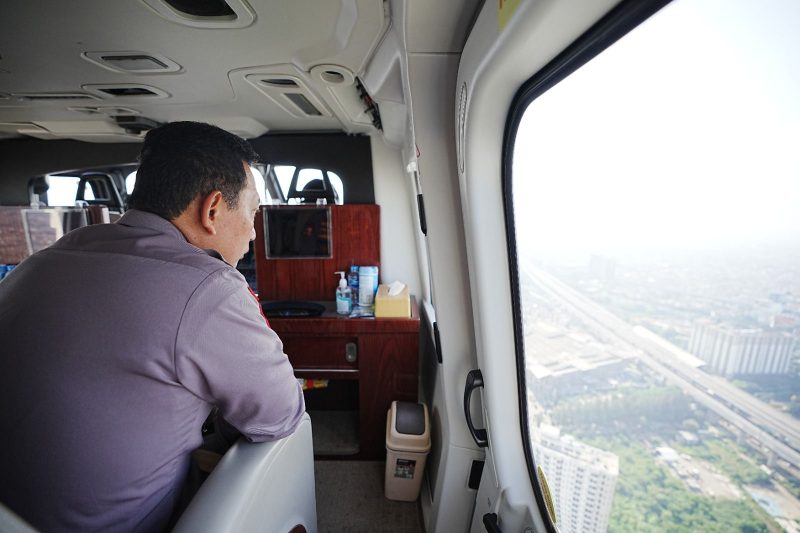 Kapolri Jenderal Listyo Sigit Prabowo melakukan pemantauan arus mudik Lebaran 2023 melalui jalur udara.