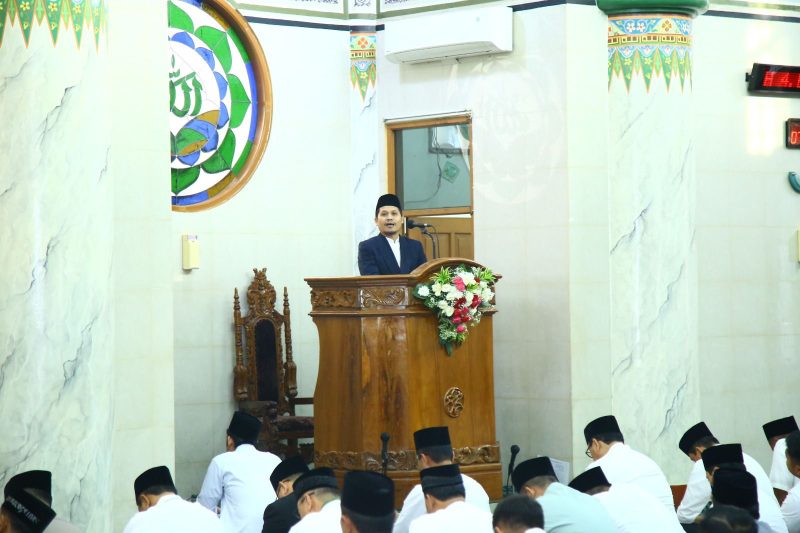 Wakapolri Komasirs Jenderal Pololisi Gatot Eddy Pranowo beserta pejabat utama Markas Besar Kepolisian Nasional Indonseia melaksanakan salat Idulfitri 1444 Hijriah di Masjid Al Ikhlas Mabes Polri