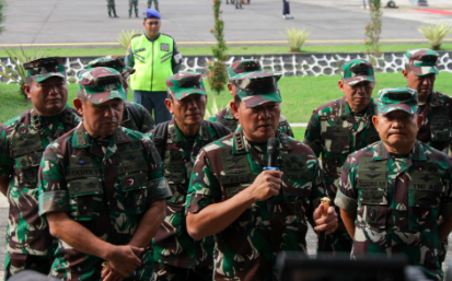 Panglima TNI Laksamana Yudo Margono didampingi Kasad Jenderal TNI Dudung Abdurachman Panglima Kostrad, Letjen TNI Maruli Simanjuntak memberikan keterangan pers, Selasa (18/4/2023) di Base Ops TNI Lanudal Juanda, Sidoarjo, Jawa Timur