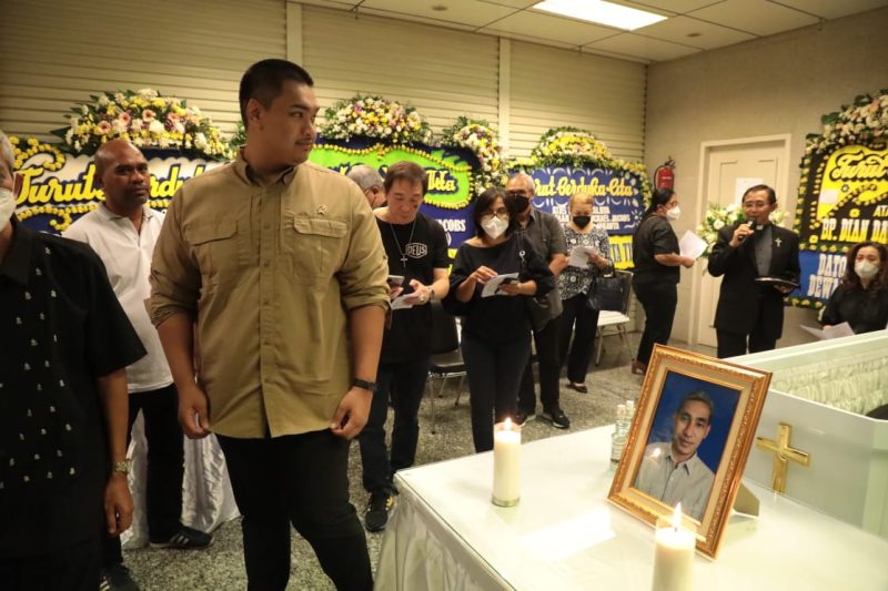 Menpora RI Dito Ariotedjo melayat mendiang atlet para-tenis meja kebanggaan Indonesia, David Jacobs di Rumah Duka Sentosa, RSPAD Gatot Soebroto, Jakarta, Jumat (28/4) malam
