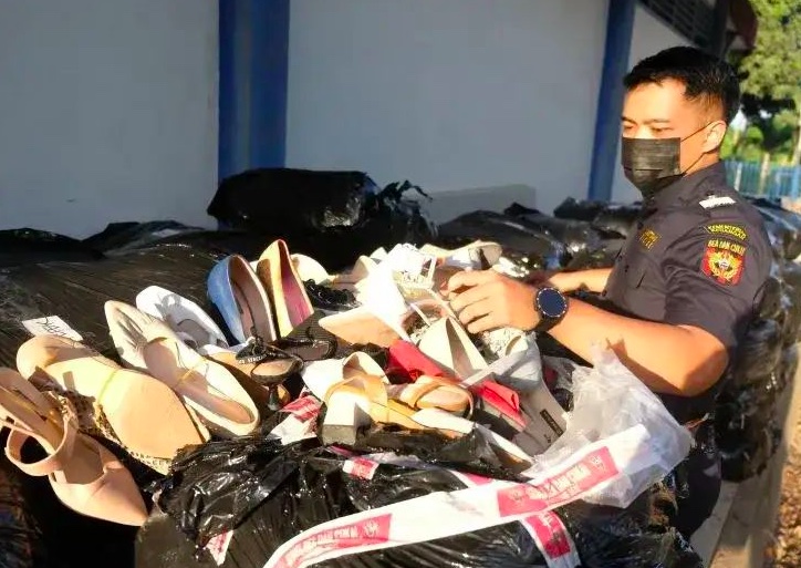 Petugas menggagalkan penyelundupan ratusan koli sepatu bekas impor