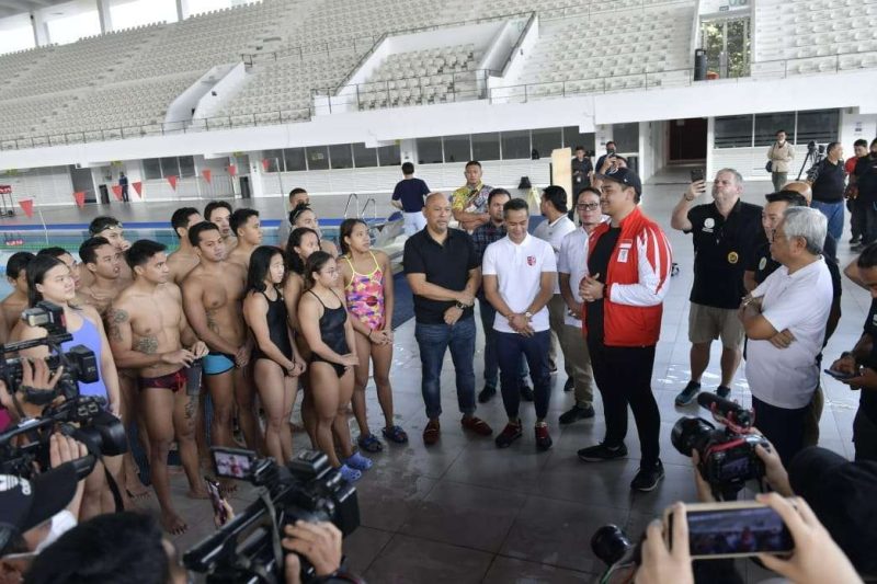 Menteri Pemuda dan Olahraga Republik Indonesia (Menpora RI) Dito Ariotedjo (jaket merah) saat meninjau Pelatihan Nasional (Pelatnas) Renang di Stadion Akuatik Gelora Bung Karno, Jakarta, Rabu (5/4/2023)