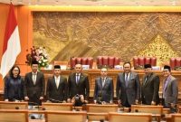 Pimpinan DPR RI bersama anggota Dewas LPP TVRI terpilih berfoto bersama usai penetapan di Rapat Paripurna, Kompleks Parlemen, Senayan, Jakarta, Kamis (13/4/2023). (Foto: Parlementaria)