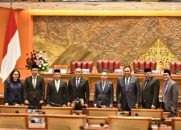 Pimpinan DPR RI bersama anggota Dewas LPP TVRI terpilih berfoto bersama usai penetapan di Rapat Paripurna, Kompleks Parlemen, Senayan, Jakarta, Kamis (13/4/2023). (Foto: Parlementaria)