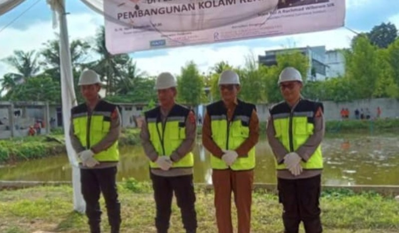 Bupati Penukal Abab Lematang Ilir (PALI) Dr Ir H Heri Amalindo MM bersama Kapolda Sumsel, Irjen Pol A Rachmad Wibowo meletakkan batu pertama pembangunan kolam renang di Stadion komplek Pakri Palembang, Selasa 21 Maret 2023.