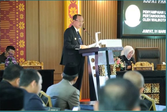 Walikota H Harnojoyo menyampaikan LKPJ 2022 dalam Rapat Paripurna DPRD Kota Palembang ke-5 masa persidangan I