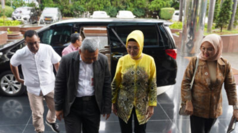 Ketua DPRD Provinsi Sumatera Selatan [Sumsel] Hj RA Anita Noeringhati SH MH bersama Eksekutif General Manager Bandara Sultan Mahmud Badaruddin II Palembang, R Iwan Winata melakukan pertemuan dengan Direktur Utama Lion Air Group, Rudy Lumingkewas dan Direktur Utama Super Air Jet, Ari Azhari di Lion Air Tower, Jakarta, Rabu 29 Maret 2023.