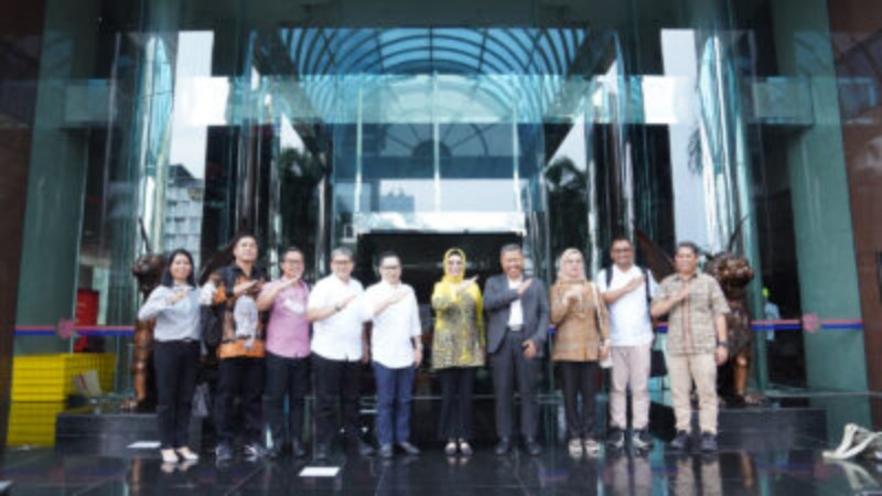 Ketua DPRD Provinsi Sumatera Selatan [Sumsel] Hj RA Anita Noeringhati SH MH bersama Eksekutif General Manager Bandara Sultan Mahmud Badaruddin II Palembang, R Iwan Winata melakukan pertemuan dengan Direktur Utama Lion Air Group, Rudy Lumingkewas dan Direktur Utama Super Air Jet, Ari Azhari di Lion Air Tower, Jakarta, Rabu 29 Maret 2023.