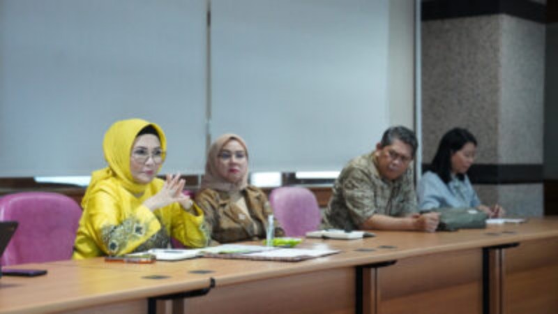 Ketua DPRD Provinsi Sumatera Selatan [Sumsel] Hj RA Anita Noeringhati SH MH bersama Eksekutif General Manager Bandara Sultan Mahmud Badaruddin II Palembang, R Iwan Winata melakukan pertemuan dengan Direktur Utama Lion Air Group, Rudy Lumingkewas dan Direktur Utama Super Air Jet, Ari Azhari di Lion Air Tower, Jakarta, Rabu 29 Maret 2023.