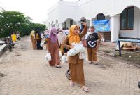 PT Bukit Asam Tbk (PTBA) membagikan paket sembako untuk para guru honorer di wilayah sekitar perusahaan.