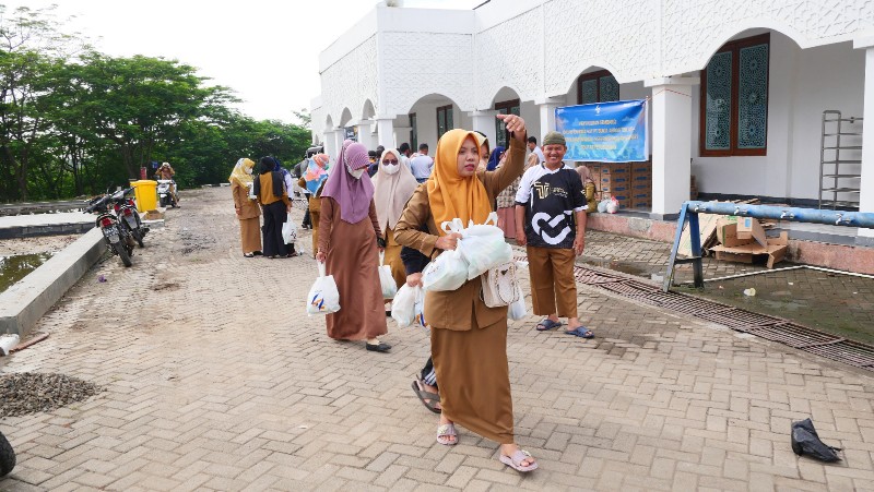 PT Bukit Asam Tbk (PTBA) membagikan paket sembako untuk para guru honorer di wilayah sekitar perusahaan.