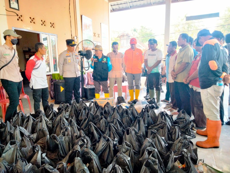 Wakil Bupati PALI Drs H Soemarjono didampingi Kapolres PALI AKBP Khairu Nasrudin SIK MH melalui Kapolsek Tanah Abang AKP Zaldy SH MSi menyambangi masyarakat yang terdampak banjir bandang luapan air dari sungai Lematang, hingga memastikan bantuan untuk warga tepat sasaran, Minggu 12 Maret 2023.