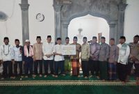 Safari Ramadhan hari kesembilan puasa, Bupati Penukal Abab Lematang Ilir [PALI] Dr Ir H Heri Amalindo menyerahkan bantuan berupa 10 ambal sajadah panjang, lima kitab Alquran dan uang tunai senilai Rp20 juta untuk pembangunan Masjid Alfirdaus Tanah Abang Selatan. 