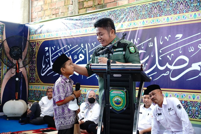 Gubernur Sumsel H Herman Deru berbagi kebahagiaan Ramadhan kepada ribuan anak yatim piatu di Sumsel, Rabu 5 April 2023 petang.