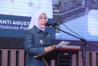 Wakil Walikota Palembang Fitrianti Agustinda saat memberikan sambutan dalam kegiatan sosialisasi penyerahan Prasarana Sarana Utilitas Perumahan di hotel Arya Duta Palembang, Kamis 6 April 2023.