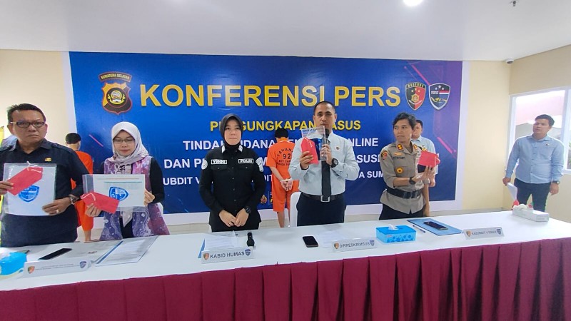 Wadir Krimsus Polda Sumsel AKBP Putu Yudha Prawira didampingi Kasubbid Penmas Polda Sumsel AKBP Yenni DiartyDiarty saat gelaran Konferensi Pers di Gedung Presisi Polda Sumsel, Kamis 6 April 2023.