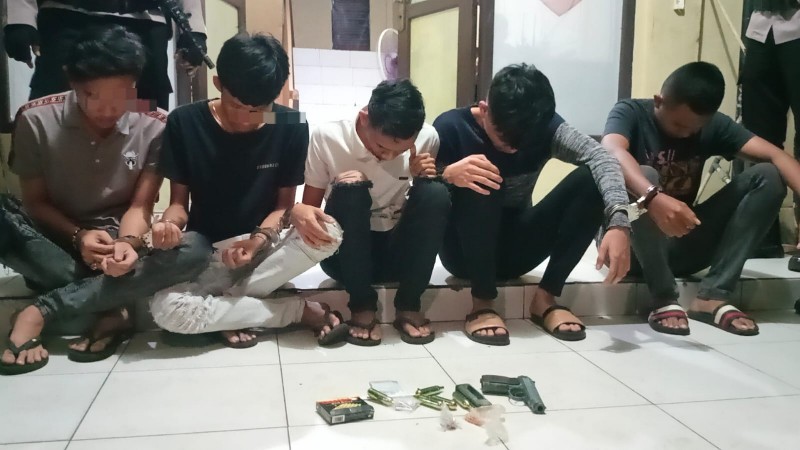 Satgas Operasi Pekat 1 Musi Polda Sumsel mengamankan lima Pemuda yang kedapatan membawa airsoft shotgun saat nongkrong di jalan Kambang Iwak Palembang. 