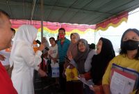 Pantauan di lapangan, Wawako turun langsung meninjau pembagian beras BPCBP di tengah ratusan masyarakat yang telah memenuhi halaman kantor POS. 