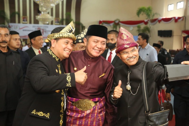 Gubernur Sumsel H Herman Deru saat menghadiri Sidang Paripurna Istimewa DPRD Kabupaten Banyuasin dalam rangka memperingati Hadi Jadi Kabupaten Banyuasin ke 21 Tahun, Senin 10 April 2023.
