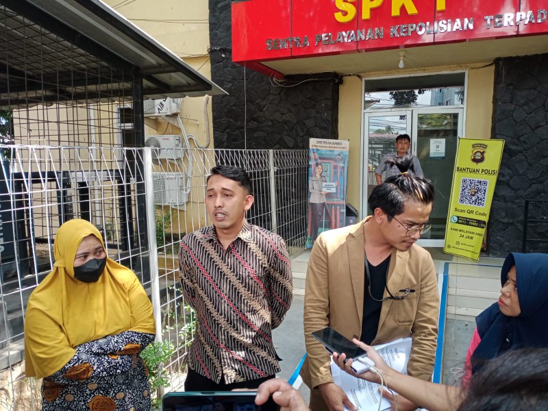 Imelda didampingi Kuasa Hukumnya melapor ke Propam Polda Sumsel terkait dugaan suaminya dijebak oknum anggota Narkoba Polres Muba. 