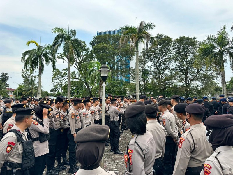 Ditsamapta Polda Sumsel mengerahkan 167 personil subdit Dalmas untuk mengamankan aksi demonstrasi kelompok Badan Eksekutif Mahasiswa se Sumatera Selatan [BEM se-Sumsel] di depan halaman Kantor DPRD Sumsel, Rabu 12 April 2023, siang.