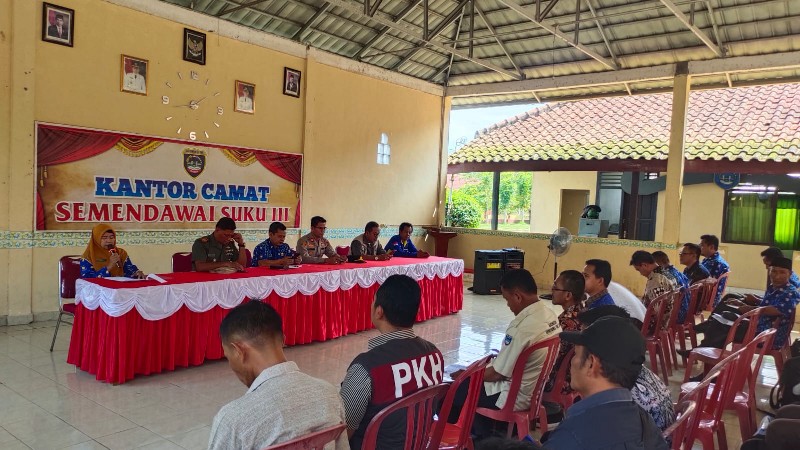 Pelaksanaan Forum Konsultasi Publik [FKP] tingkat Kecamatan untuk mendukung kesejahteraan keluarga dari hasil registrasi sosial ekonomi [Reksosek] tahun 2022, berlangsung di Aula Kantor Kecamatan Semendawai Suku III Kabupaten OKU Timur pada Kamis 13 April 2023.
