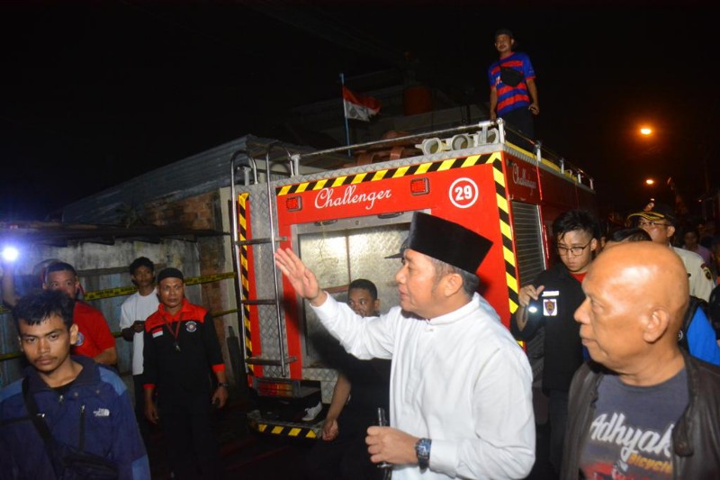 Gubernur Sumsel H Herman Deru merespon cepat setelah mendengar kabar terjadinya musibah kebakaran yang terjadi di Depaten Lama Kelurahan 27 Ilir Kecamatan Ilir Barat II Palembang, Jumat 14 April 2023, malam.