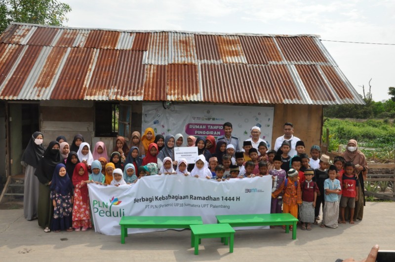 PT PLN [Persero] Unit Induk Penyaluran dan Pusat Pengatur Beban [UIP3B] Sumatera melalui Unit Pelaksana Transmisi [UPT] Palembang salurkan bantuan kepada Rumah Tahfidz Pinggiran Tsa-Lihah yang beralamat di Jalan Silaberanti Palembang yang merupakan cabang ke sepuluh dari Rumah Tahfidz Yatim Dhuafa Sumatera Selatan [RTYD Sumsel].