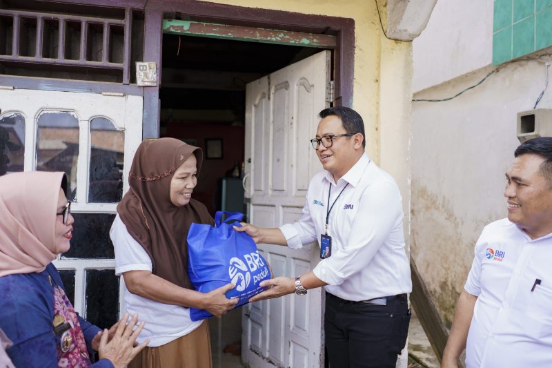 RCEO BRI Regional Office Palembang, Wahyudi Darmawan dalam balutan “Berbagi Bahagia Bersama BRI” Ramadan Penuh Berkah, BRI Group Berbagi Sembako. 