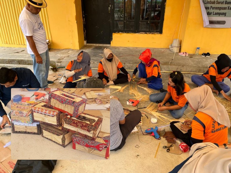 PT Bukit Asam Tbk (PTBA) Unit Pelabuhan Tarahan berkolaborasi dengan Lapas Perempuan Kelas IIA Bandar Lampung melakukan pemberdayaan warga binaan melalui pelatihan untuk mengembangkan limbah tusuk sate menjadi beragam kerajinan tangan.