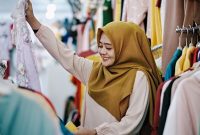 seorang perempuan saat membeli baju lebaran (foto: parapuan)