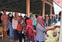 Ibu-ibu saat berbelanja di bazar murah Pasar Kuliner Pemkab Banyuasin, Rabu [5/4/2023)